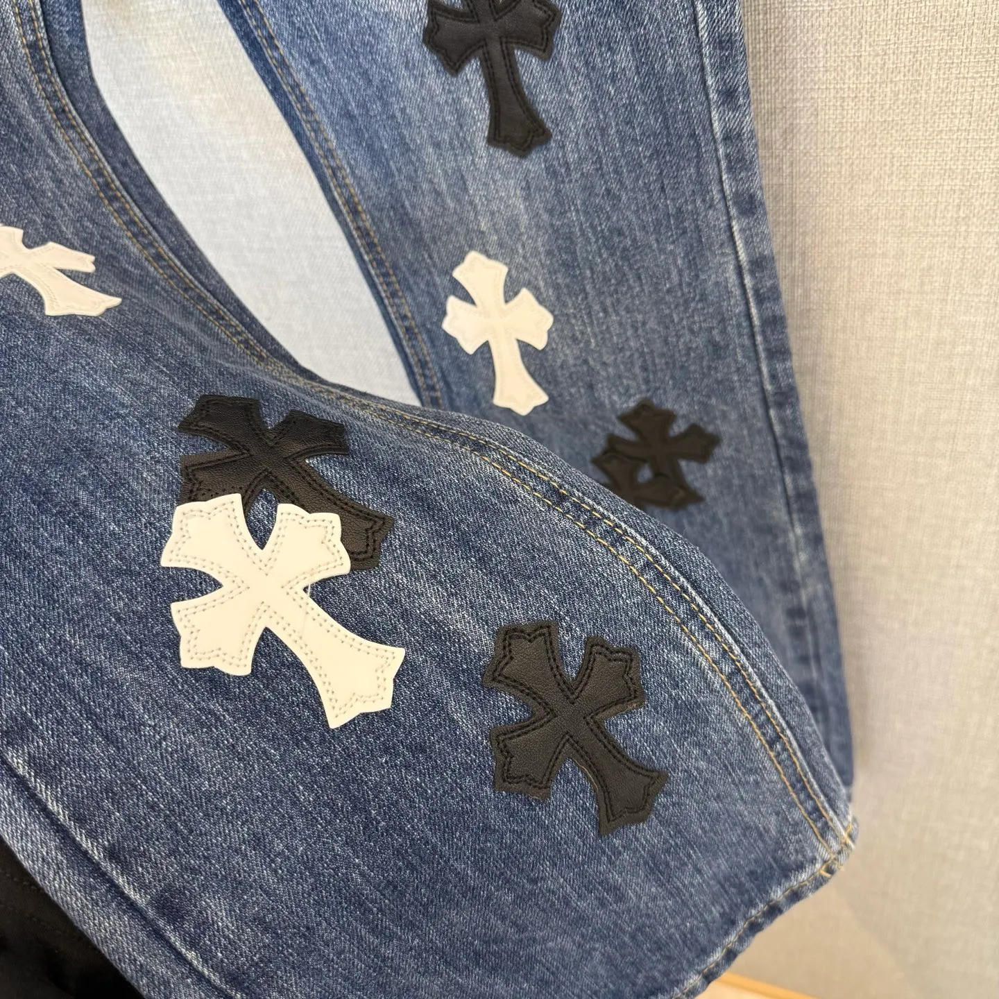 P260 Style number: D346 ChromeHearts Chrome washed blue and black and white leather straight pants, ceiling-level jeans, a pair is hard to find at the counter‼ ️About Zangyin✅This is an extremely luxurious fashion brand that can also be called the aristocracy of the high street. It has always been an exclusive brand for some hipsters or rich second generations. The color of this model is already very eye-catching by using a unique washed material. It is decorated with pink patch cross flowers, which cleverly highlights the charm of the brand. Secondly, this model adopts a classic high-waist cut design, which highlights the long legs and fashionable temperament of the upper body. The brand is highly recognizable and the slim-fitting configuration is more suitable for daily wear. The personality will be fashionable and the specifications can be seen at a glance. Materials and technology ✅ Needless to say, this point goes without saying. As an excellent craftsman brand, Zangyin's requirements for details and craftsmanship are really perfect. The washed color of this model has gone through a lot of processes, not to mention the embellishment of the denim appliqués. It is also purely handmade and sewn. Just like what they believe in, only handmade things have soul and have the meaning of wearing. A top-notch heavy-duty fashionable denim item, recommended by both hands‼ ️ Size: 28, 30, 32, 34, 36 (S-XXL) Color: blue Size reference: Pants length 100 102 104 106 106 Waist 72 76 80 84 88 Recommended weight S (about 130 pounds) M (about 120 pounds) L (about 140 pounds) XL (about 165) XXL (about 185)